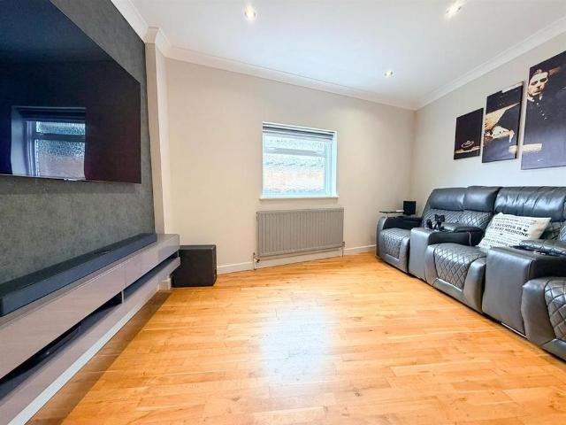 5 bedroom detached house to rent
