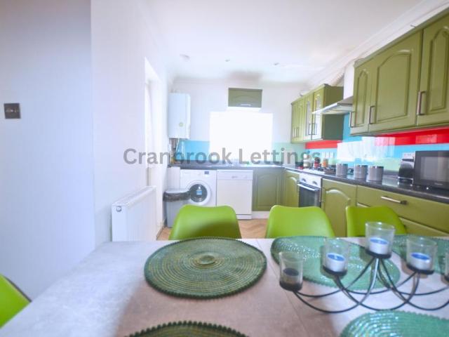 5 bedroom detached house to rent