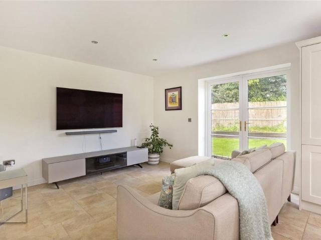 5 bedroom detached house to rent