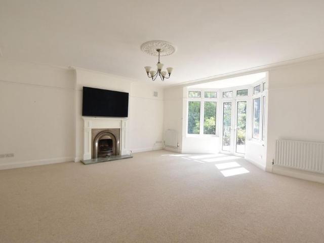5 bedroom detached house to rent