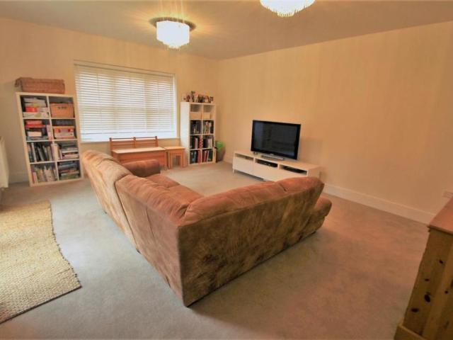 5 bedroom detached house to rent