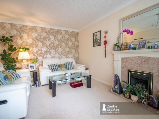 5 bedroom detached house to rent