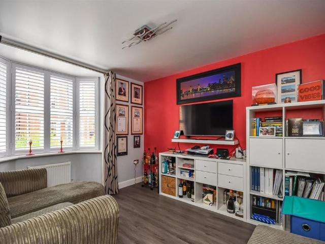 5 bedroom detached house to rent