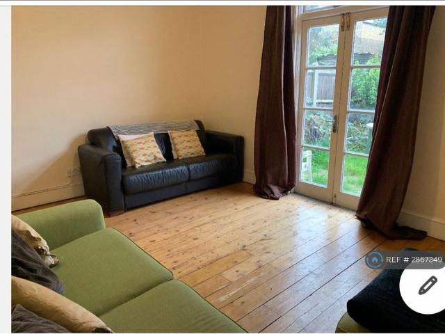 5 bedroom detached house to rent