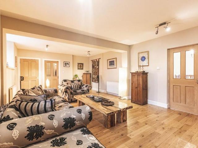 5 bedroom detached house to rent