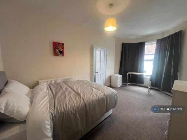 5 bedroom detached house to rent