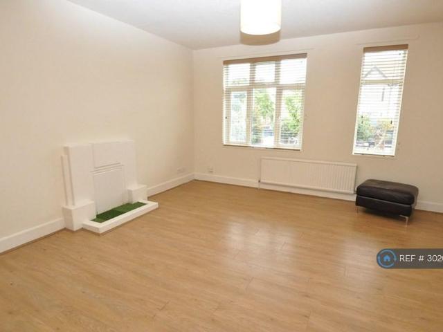5 bedroom detached house to rent