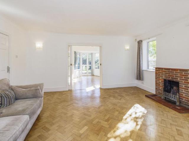 5 bedroom detached house to rent