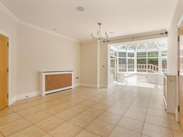 5 bedroom detached house to rent