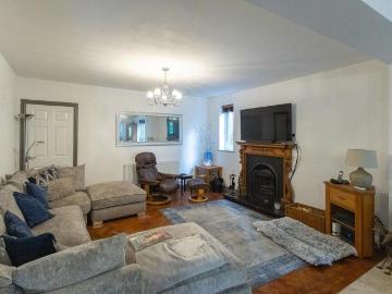5 bedroom detached house to rent