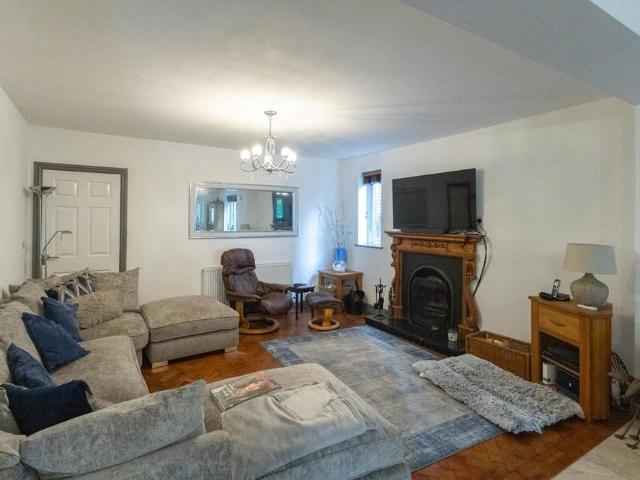 5 bedroom detached house to rent