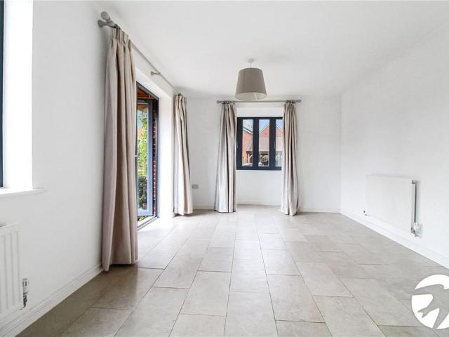 5 bedroom detached house to rent