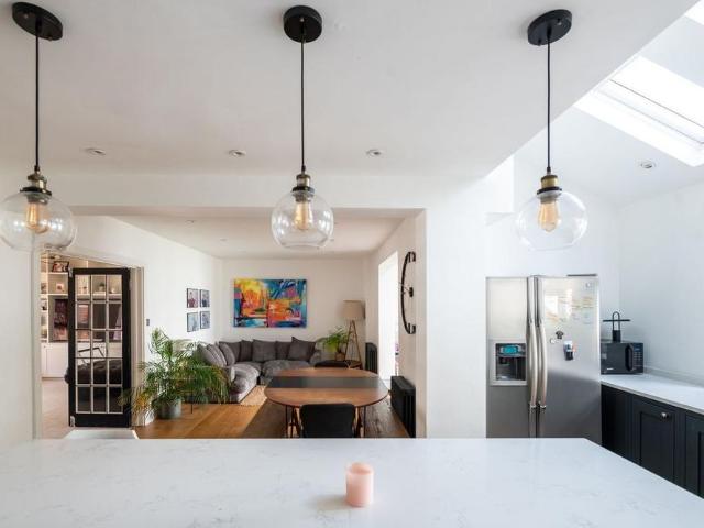 5 bedroom detached house to rent