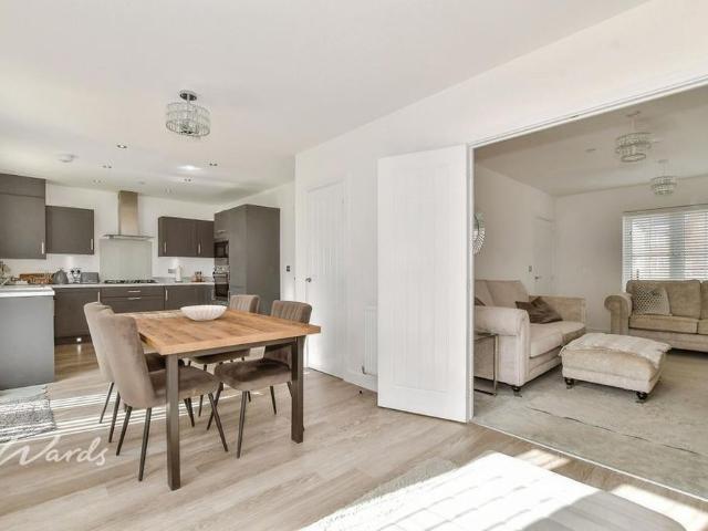 5 bedroom detached house to rent