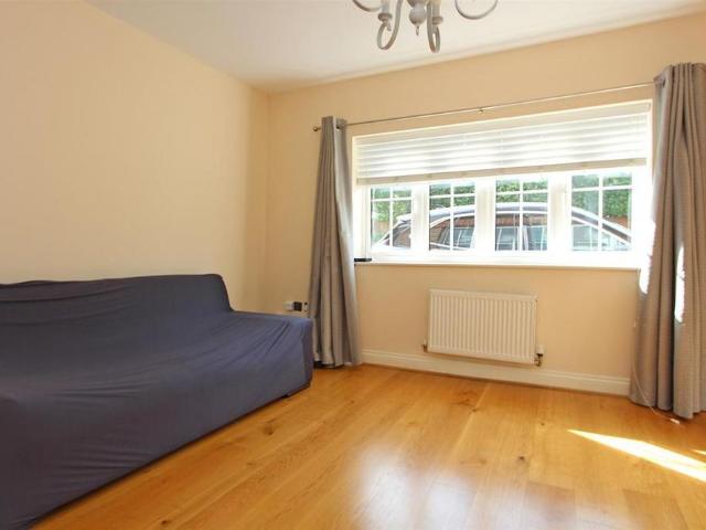 5 bedroom detached house to rent