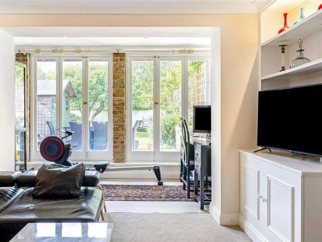 5 bedroom detached house to rent