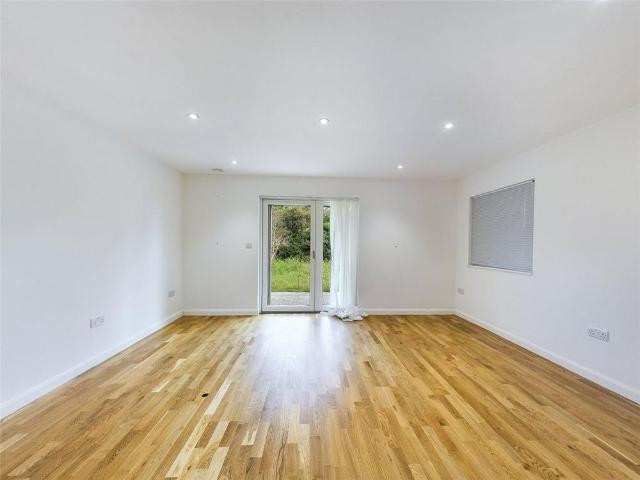 5 bedroom detached house to rent