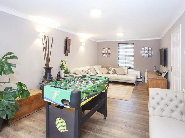 5 bedroom detached house to rent