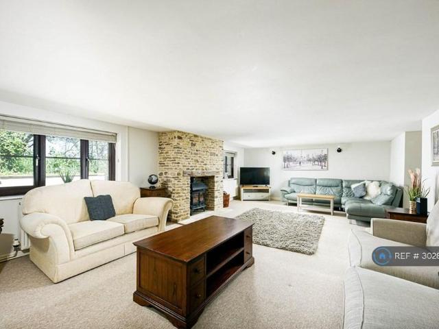 5 bedroom detached house to rent