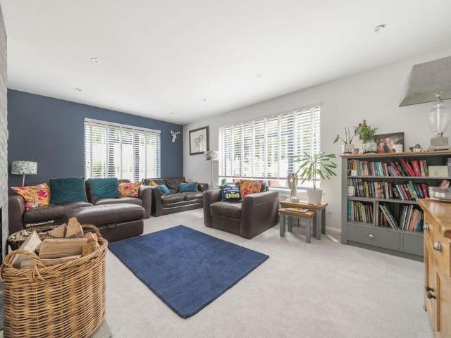 5 bedroom detached house to rent