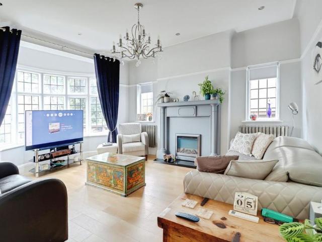 5 bedroom detached house to rent