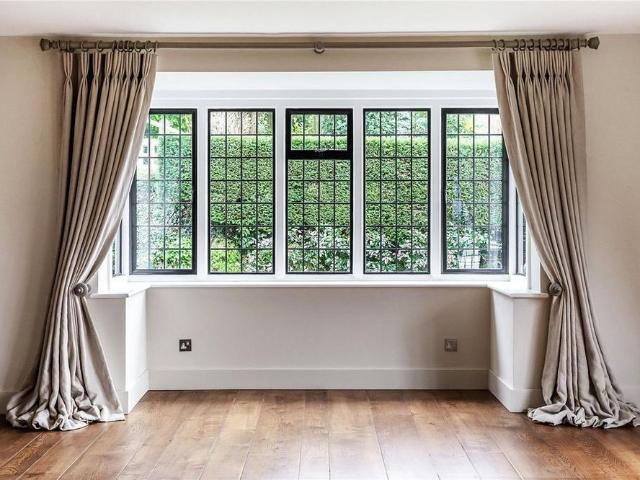 5 bedroom detached house to rent