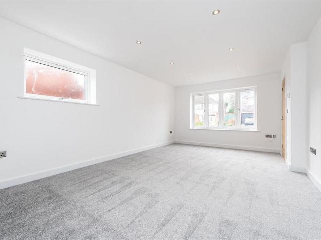5 bedroom detached house to rent