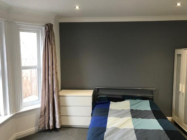 5 bedroom detached house to rent