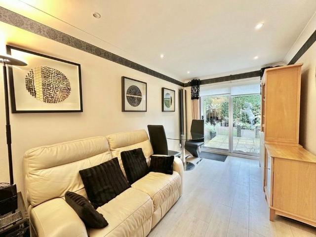 5 bedroom detached house to rent