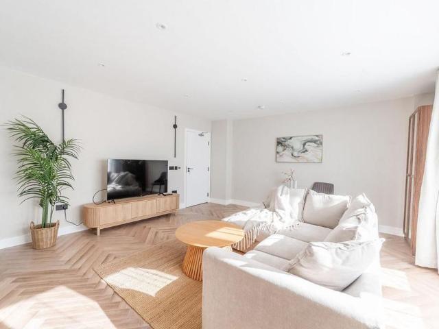 5 bedroom detached house to rent
