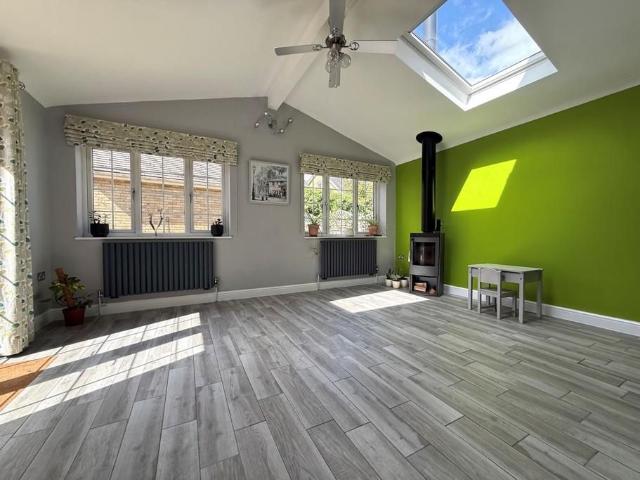 5 bedroom detached house to rent