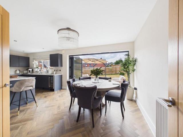 5 bedroom detached house to rent