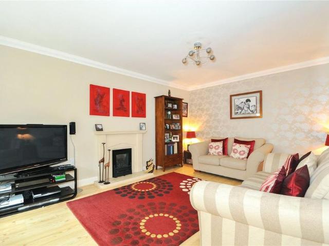 5 bedroom detached house to rent