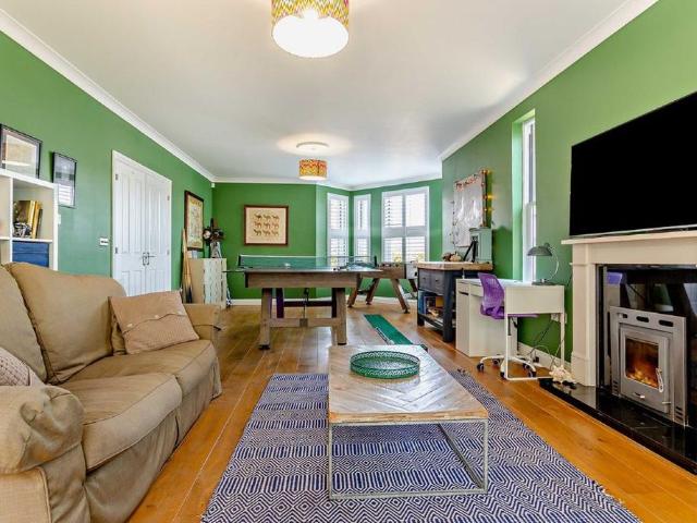 5 bedroom detached house to rent