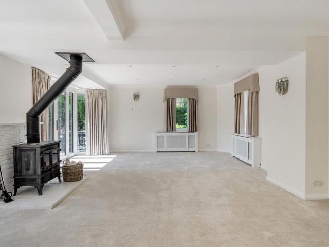 5 bedroom detached house to rent