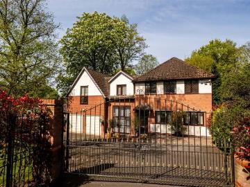 5 bedroom detached house to rent