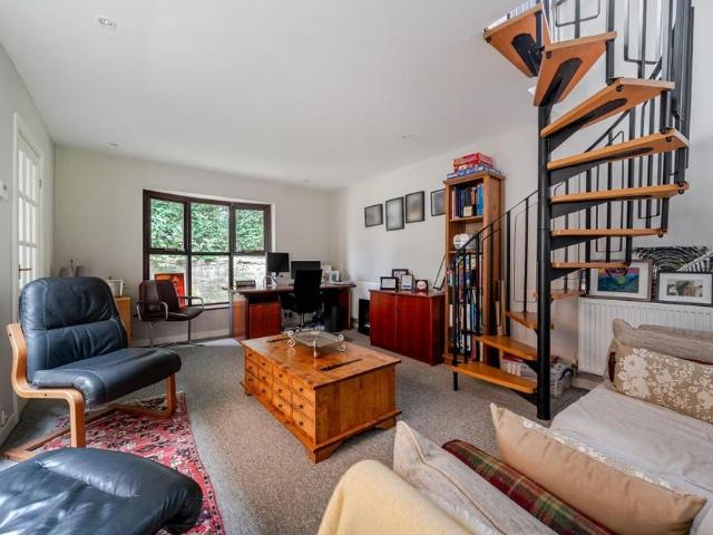 5 bedroom detached house to rent