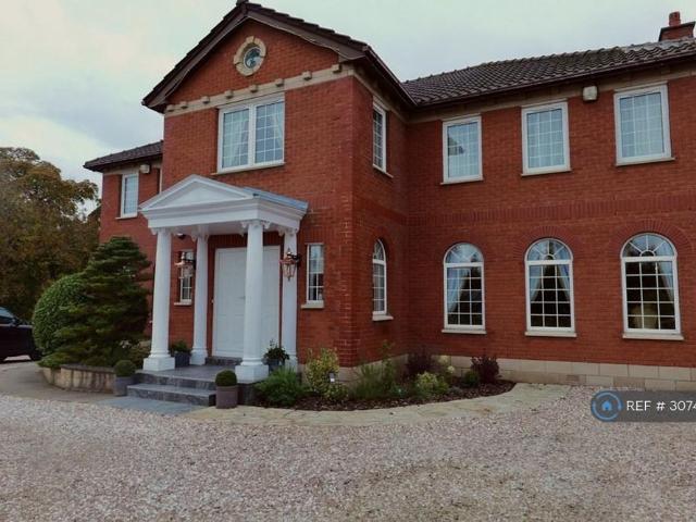 5 bedroom detached house to rent