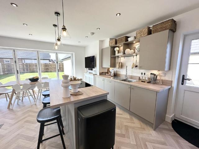 5 bedroom detached house to rent