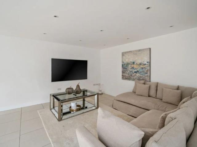 5 bedroom detached house to rent