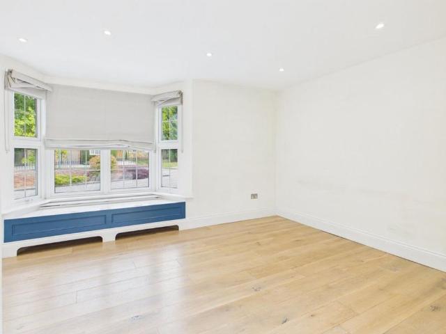 5 bedroom detached house to rent