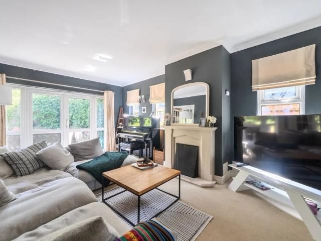 5 bedroom detached house to rent