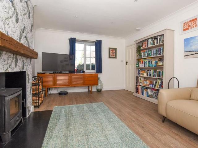 5 bedroom detached house to rent