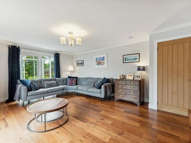 5 bedroom detached house to rent
