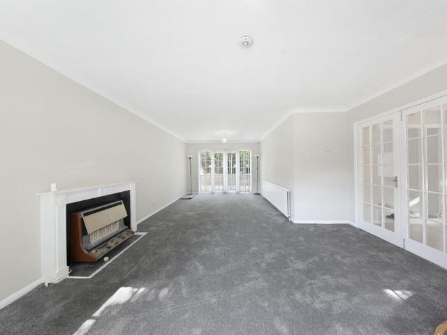 5 bedroom detached house to rent