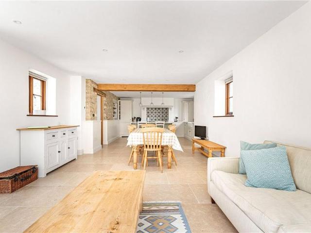 5 bedroom detached house to rent