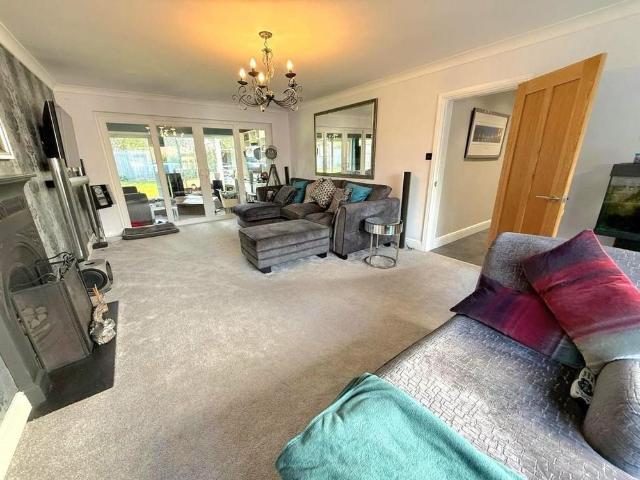 5 bedroom detached house to rent