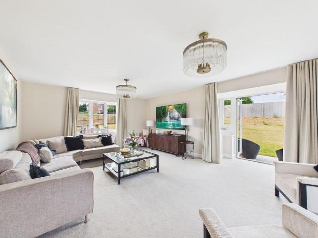 5 bedroom detached house to rent