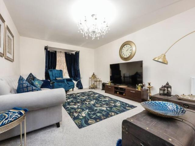 5 bedroom detached house to rent