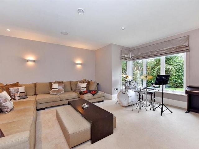 5 bedroom detached house to rent